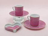 deux tasses et soucoupes roses, dont une soucoupe en forme de cœur