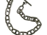 bracelet à maillons en argent avec un fermoir, sur fond blanc