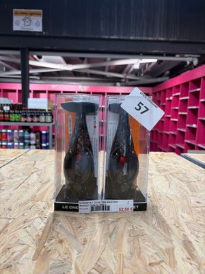 deux bouteilles de vin posées sur une table dans un magasin
