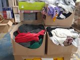 un carton rempli de vêtements et d'autres objets dans un entrepôt
