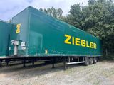 une semi-remorque verte portant le logo Ziegler sur le côté