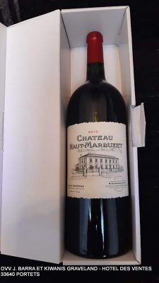 une bouteille de vin dans une boîte blanche posée sur une table
