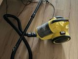 un aspirateur posé par terre à côté d'une table