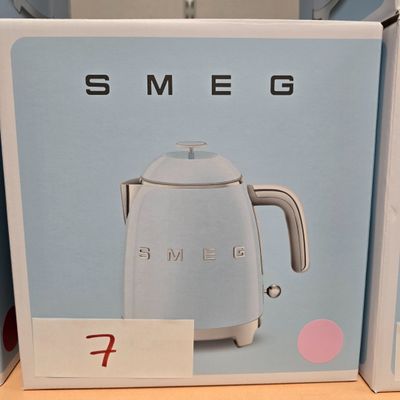 une boîte sur laquelle figure l'image d'une cafetière