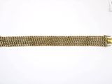 un bracelet à chaîne en or avec un fermoir sur fond blanc