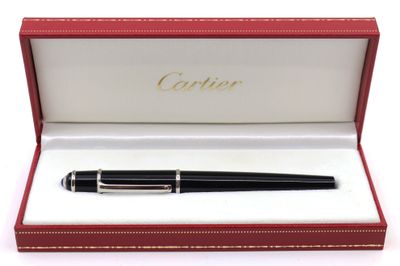 un stylo noir dans une boîte rouge sur fond blanc