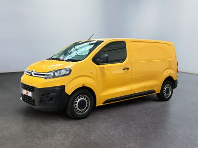 Une camionnette jaune est garée dans une grande pièce.