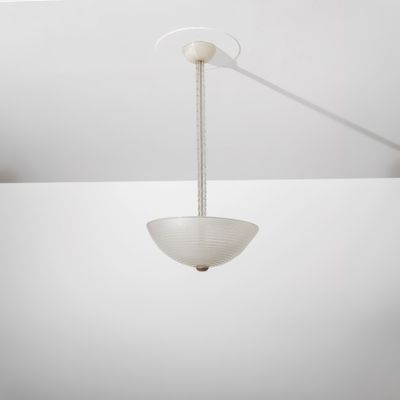 le luminaire est suspendu au plafond de la pièce