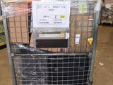 un chariot contenant de nombreux cartons dans un entrepôt
