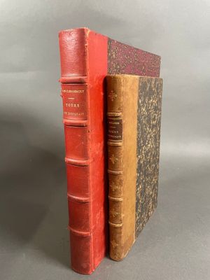 deux vieux livres posés l'un sur l'autre sur une table