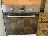 un sac posé sur une cuisinière dans une cuisine