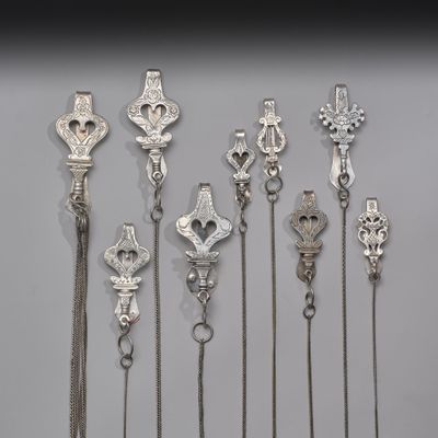 tout un tas d'objets métalliques divers posés sur une table