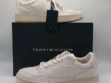 une paire de baskets blanches avec une boîte noire sur fond blanc
