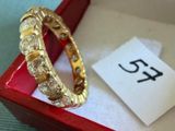 une photo d'une bague en or dans un écrin rouge avec une étiquette de prix