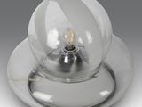 une lampe posée sur une assiette