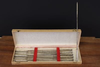 une boîte contenant six types d'outils différents