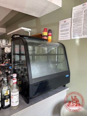 un comptoir sur lequel sont posées des bouteilles d'alcool et un menu accroché au mur