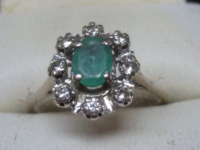 Bague en or blanc 18K, sertie d'une émeraude ovale entourée …