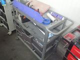 une photo d'un établi sur lequel sont posés des outils