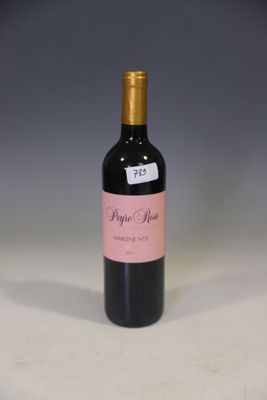 une bouteille de vin posée sur une table