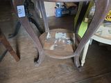une petite table sur laquelle est posé un bol