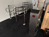 une petite chambre avec un lit en métal et un réfrigérateur à l'intérieur