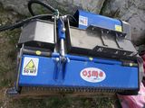 une machine bleue posée sur le sol