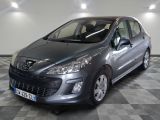 la voiture grise est garée dans le garage sur le sol en damier
