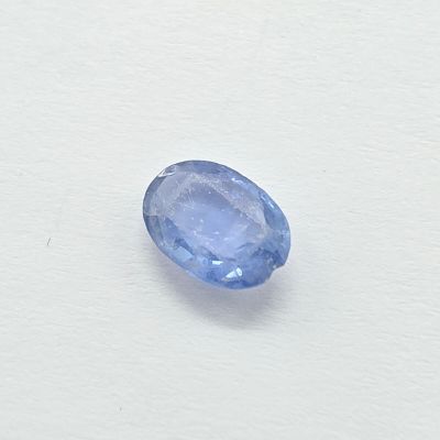 une pierre de saphir bleu sur une surface blanche