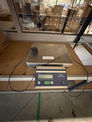 une balance posée sur une table devant une fenêtre