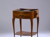 une petite table en bois surmontée d'un tiroir
