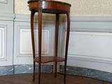 une table en bois avec une étagère dans une pièce