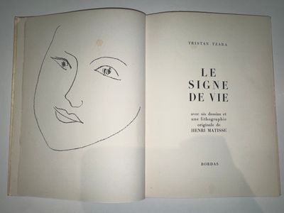 un livre sur lequel figure le dessin du visage d'une femme