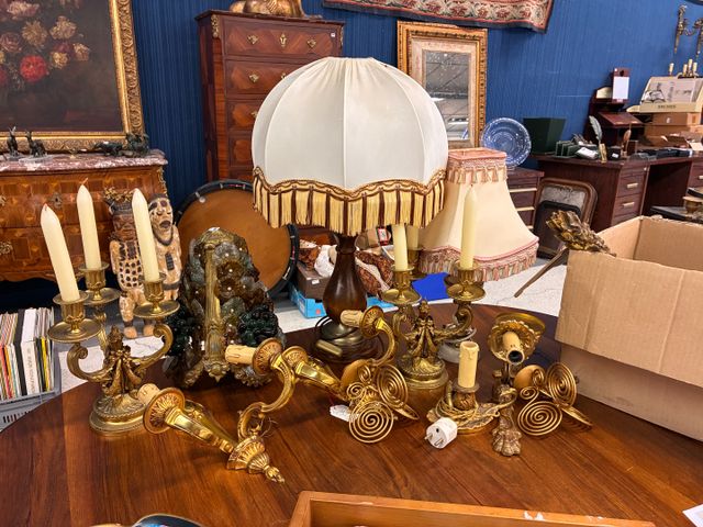 Lot de luminaires : paire de chandeliers en bronze, paire d’appli...