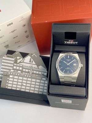 une boîte contenant une montre et une boîte contenant une montre
