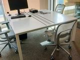 un bureau blanc sur lequel se trouve un ordinateur
