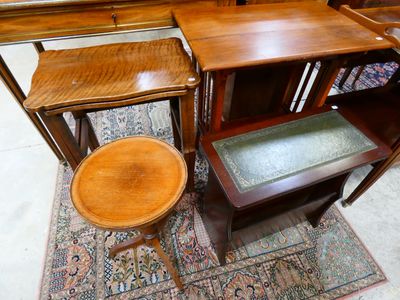 several pieces of furniture are sitting on a rug in a room
