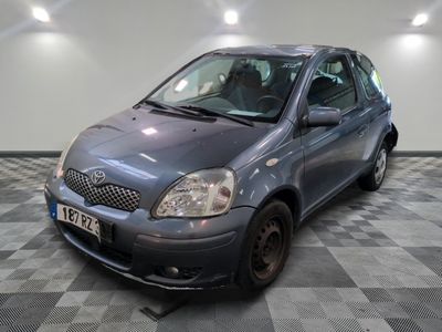 la photo d'une voiture garée dans un garage