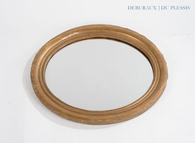 un miroir posé sur une surface blanche