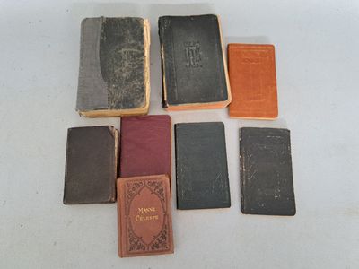 plusieurs vieux livres posés les uns à côté des autres sur une table blanche