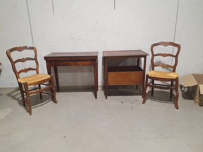 trois chaises et une table dans une pièce