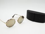 une paire de lunettes de soleil posée sur une boîte noire