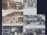 plusieurs vieilles photos de personnes posant devant un bâtiment