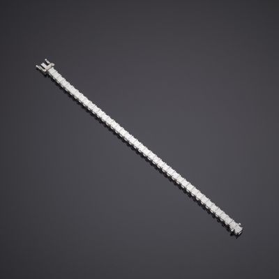 un bracelet en diamants et en or blanc, de la marque