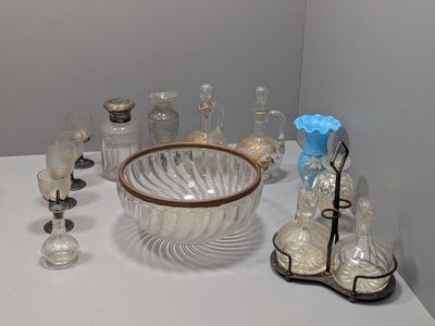 il y a de nombreux objets en verre sur la table dans cette pièce