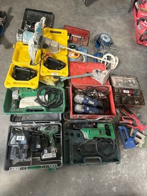 tout un tas d'appareils électroniques et d'outils éparpillés par terre
