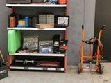 un garage avec de nombreux outils sur les étagères