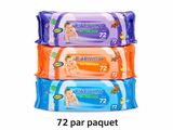 trois paquets de lingettes humides pour bébé empilés les uns sur les autres