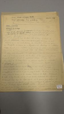 un vieux document écrit posé sur une table