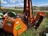 un tracteur qui est garé dans l'herbe au bord de la route